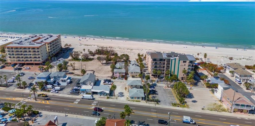 Immobilier commercial à Madeira Beach, Floride 125.79 m2 № 2232288