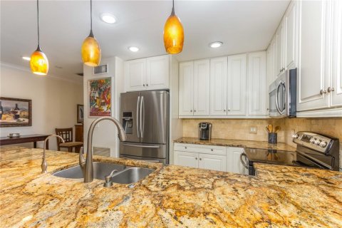 Townhouse in Belleair, Florida 2 bedrooms, 150.5 sq.m. № 1366786 - photo 8