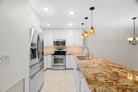 Townhouse in Belleair, Florida 2 bedrooms, 150.5 sq.m. № 1366786 - photo 6