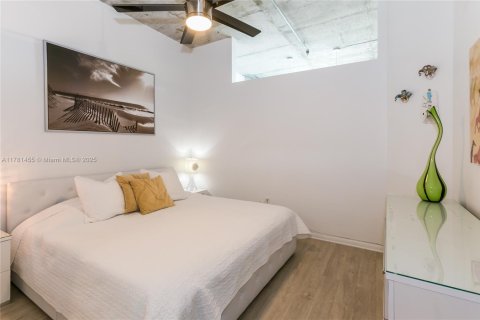 Condo in Miami, Florida, 2 bedrooms  № 1978647 - photo 12