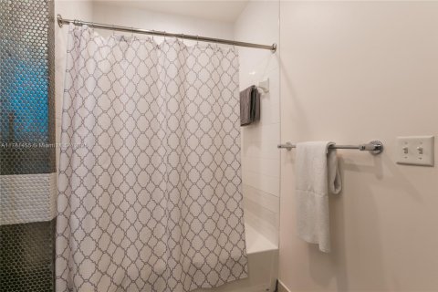 Condo in Miami, Florida, 2 bedrooms  № 1978647 - photo 11