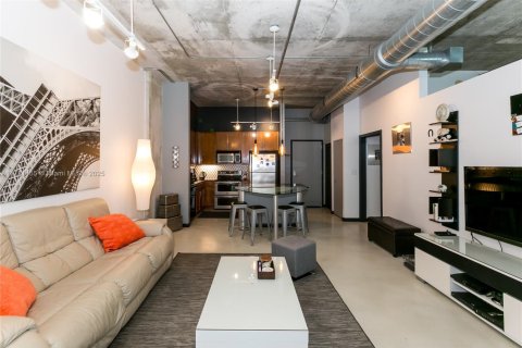 Condo in Miami, Florida, 2 bedrooms  № 1978647 - photo 2