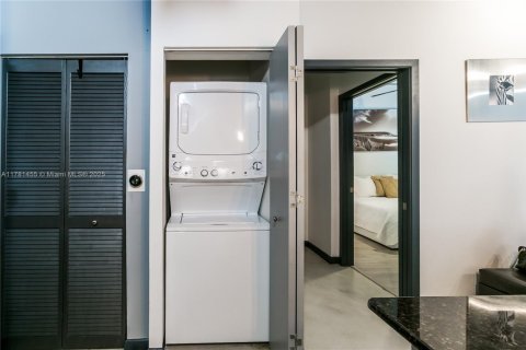 Condo in Miami, Florida, 2 bedrooms  № 1978647 - photo 13