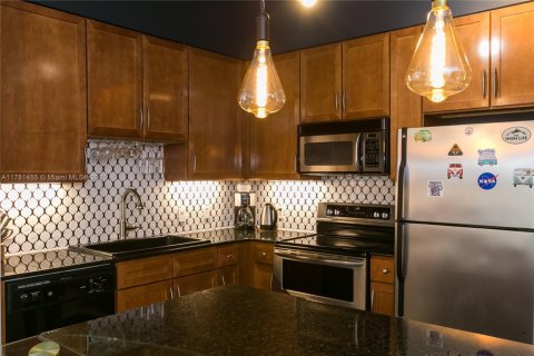 Condo in Miami, Florida, 2 bedrooms  № 1978647 - photo 7