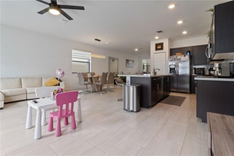 Снять в аренду виллу или дом в Хайалиа, Флорида 4 спальни, 184.88м2, № 1956339 - фото 8