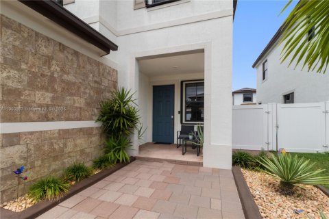 Снять в аренду виллу или дом в Хайалиа, Флорида 4 спальни, 184.88м2, № 1956339 - фото 2