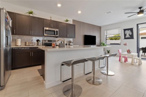 Снять в аренду виллу или дом в Хайалиа, Флорида 4 спальни, 184.88м2, № 1956339 - фото 6