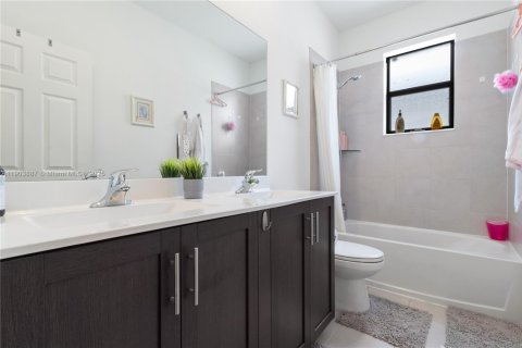 Снять в аренду виллу или дом в Хайалиа, Флорида 4 спальни, 184.88м2, № 1956339 - фото 7