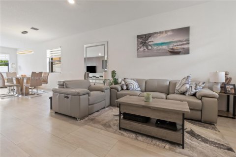 Снять в аренду виллу или дом в Хайалиа, Флорида 4 спальни, 184.88м2, № 1956339 - фото 4