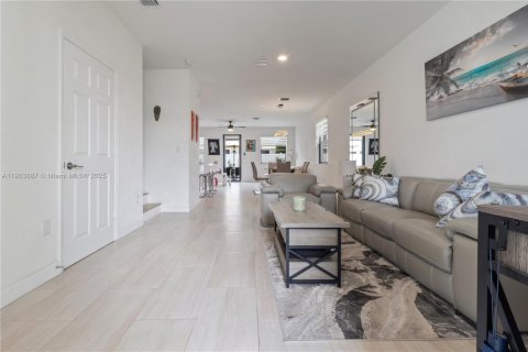 Снять в аренду виллу или дом в Хайалиа, Флорида 4 спальни, 184.88м2, № 1956339 - фото 3