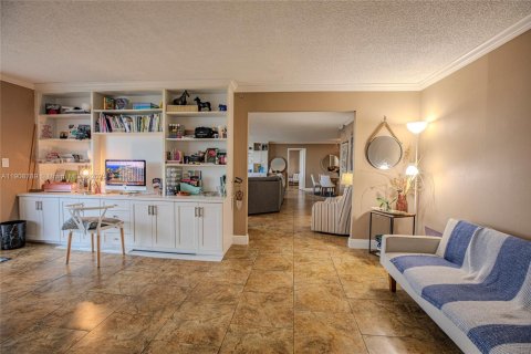 Condo in Hallandale Beach, Florida, 4 bedrooms  № 2082113 - photo 21