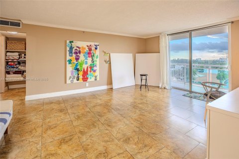 Condo in Hallandale Beach, Florida, 4 bedrooms  № 2082113 - photo 19