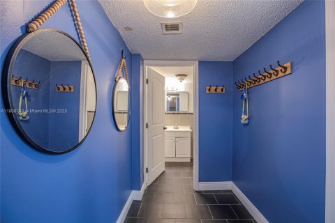Condo in Hallandale Beach, Florida, 4 bedrooms  № 2082113 - photo 28