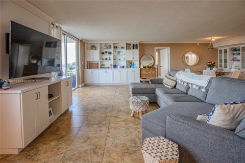 Condo in Hallandale Beach, Florida, 4 bedrooms  № 2082113 - photo 10