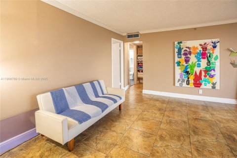Condo in Hallandale Beach, Florida, 4 bedrooms  № 2082113 - photo 18