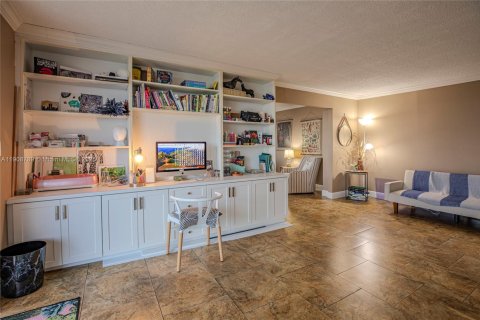 Condo in Hallandale Beach, Florida, 4 bedrooms  № 2082113 - photo 23