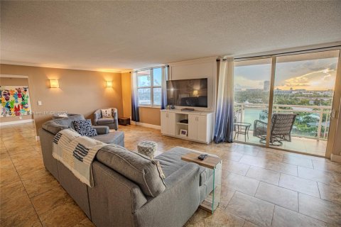 Condo in Hallandale Beach, Florida, 4 bedrooms  № 2082113 - photo 15