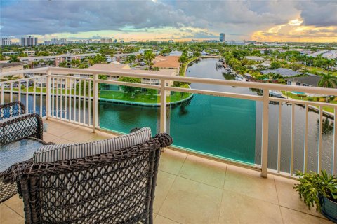 Condo in Hallandale Beach, Florida, 4 bedrooms  № 2082113