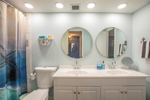 Condo in Hallandale Beach, Florida, 4 bedrooms  № 2082113 - photo 27
