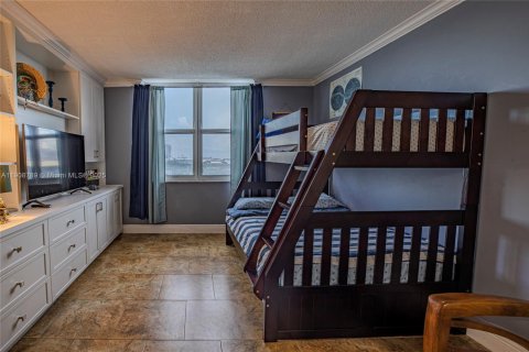 Condo in Hallandale Beach, Florida, 4 bedrooms  № 2082113 - photo 25