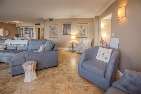 Condo in Hallandale Beach, Florida, 4 bedrooms  № 2082113 - photo 14