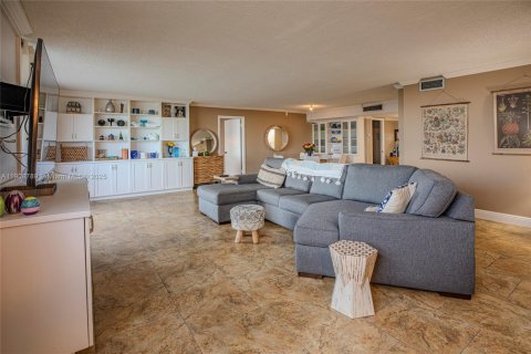 Condo in Hallandale Beach, Florida, 4 bedrooms  № 2082113 - photo 9