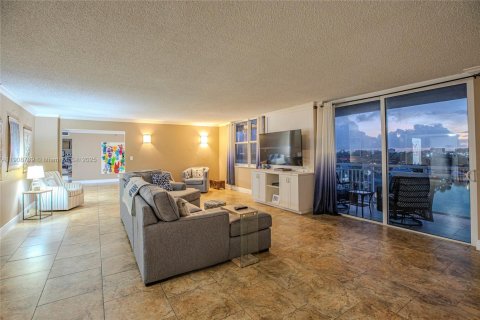 Condo in Hallandale Beach, Florida, 4 bedrooms  № 2082113 - photo 17