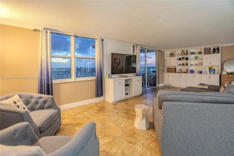 Condo in Hallandale Beach, Florida, 4 bedrooms  № 2082113 - photo 16