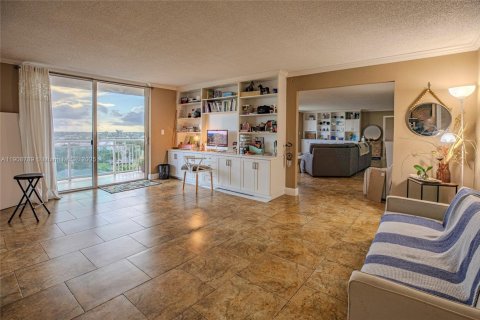 Condo in Hallandale Beach, Florida, 4 bedrooms  № 2082113 - photo 20