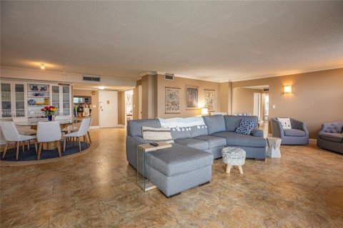 Condo in Hallandale Beach, Florida, 4 bedrooms  № 2082113 - photo 12