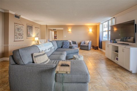 Condo in Hallandale Beach, Florida, 4 bedrooms  № 2082113 - photo 13