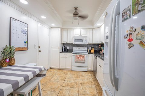 Condo in Hallandale Beach, Florida, 4 bedrooms  № 2082113 - photo 2
