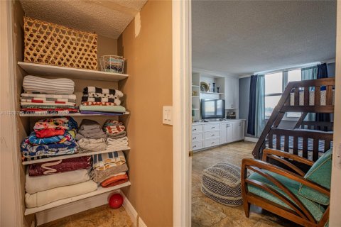 Condo in Hallandale Beach, Florida, 4 bedrooms  № 2082113 - photo 24
