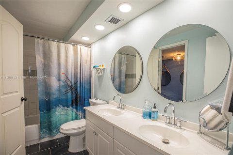 Condo in Hallandale Beach, Florida, 4 bedrooms  № 2082113 - photo 26