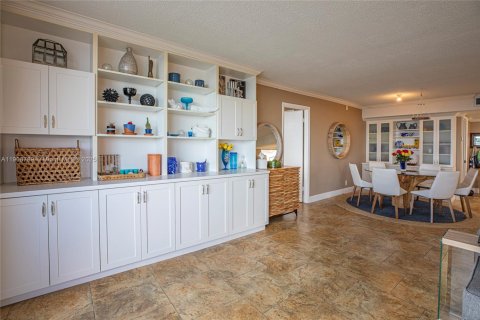 Condo in Hallandale Beach, Florida, 4 bedrooms  № 2082113 - photo 8