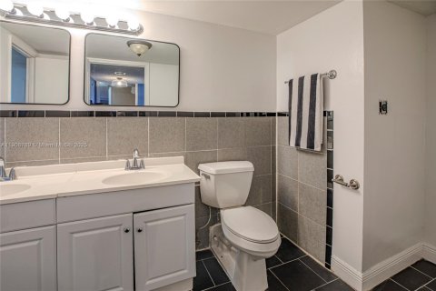 Condo in Hallandale Beach, Florida, 4 bedrooms  № 2082113 - photo 29