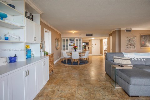 Condo in Hallandale Beach, Florida, 4 bedrooms  № 2082113 - photo 7