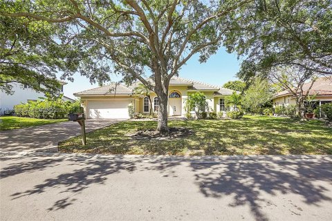 House in Coral Springs, Florida 4 bedrooms, 222.32 sq.m. № 2086651 - photo 4