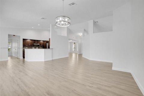 House in Coral Springs, Florida 4 bedrooms, 222.32 sq.m. № 2086651 - photo 20