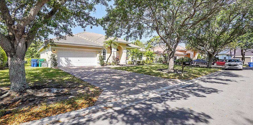 House in Coral Springs, Florida 4 bedrooms, 222.32 sq.m. № 2086651