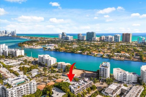Propiedad comercial en venta en Bay Harbor Islands, Florida № 2016925 - foto 2