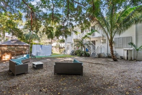 Propiedad comercial en venta en Bay Harbor Islands, Florida № 2016925 - foto 7