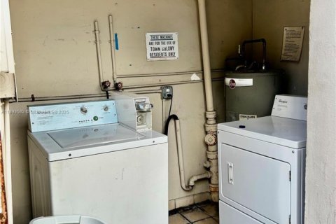 Copropriété à vendre à Hollywood, Floride: 2 chambres, 83.61 m2 № 1945837 - photo 15