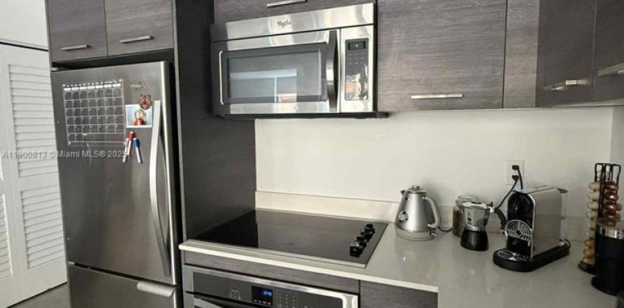 Condominio en Miami, Florida, 1 dormitorio  № 1952091