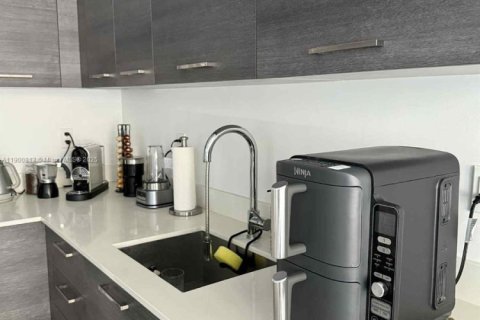 Condominio en alquiler en Miami, Florida, 1 dormitorio, 49.52 m2 № 1952091 - foto 2