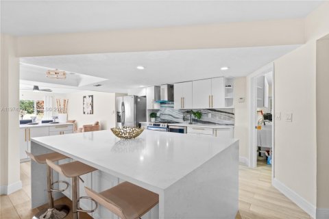 House in Tamarac, Florida 4 bedrooms, 222.22 sq.m. № 2040193 - photo 9