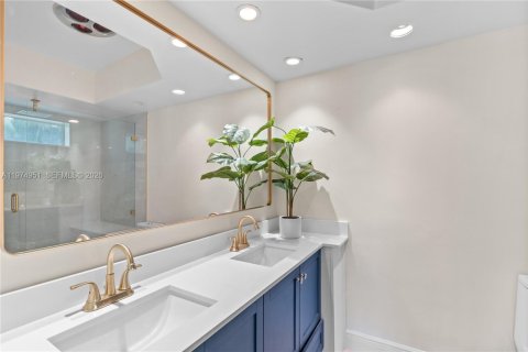 House in Tamarac, Florida 4 bedrooms, 222.22 sq.m. № 2040193 - photo 23