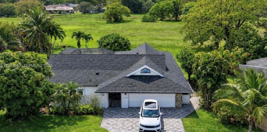 House in Tamarac, Florida 4 bedrooms, 222.22 sq.m. № 2040193