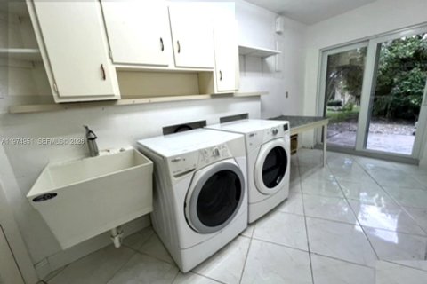 House in Tamarac, Florida 4 bedrooms, 222.22 sq.m. № 2040193 - photo 24