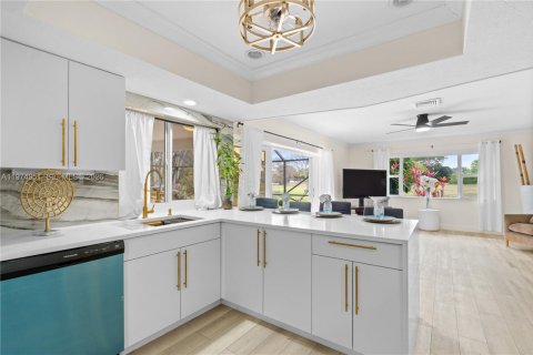 House in Tamarac, Florida 4 bedrooms, 222.22 sq.m. № 2040193 - photo 10